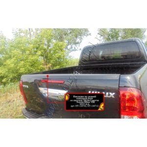 Накладка на задний откидной борт со скотчем 3М Toyota Hilux 2015-2018 (VIII дорестайлинг)